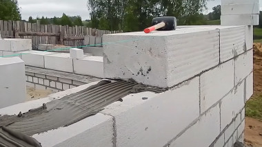Фундамент на ж/б сваях под дом из газобетона: надёжность и стоимость