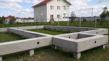 Свайный фундамент с ростверком для дома из газобетона: почему это надёжное решение