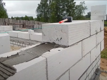 Фундамент на ж/б сваях под дом из газобетона: надёжность и стоимость